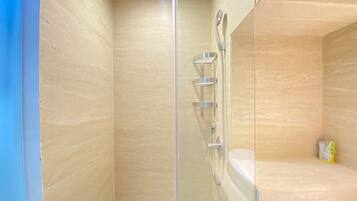 Room | Bathroom | Shower, free toiletries, hair dryer, towels