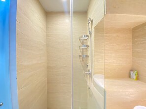 Habitación | Baño | Regadera, amenidades de baño gratuitas, secadora de cabello, toallas 