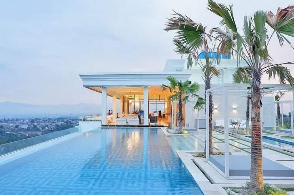 Modern Studio Room With Jacuzzi At Art Deco Apartment
