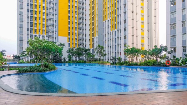 Outdoor pool - Spacious And Good 2Br At Springlake Summarecon Bekasi Apartment (Bekasi)