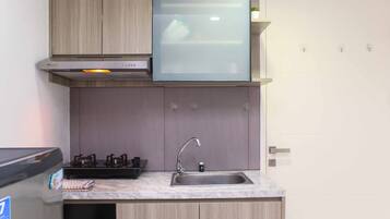 Habitación | Cocina privada | Frigorífico, placa de cocina y utensilios de cocina