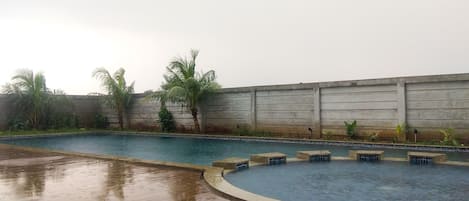 حمّام سباحة خارجي