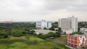 Een gebouwcomplex met meerdere gebouwen, omringd door groen.