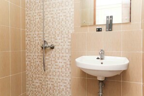 Room | Bathroom | Shower, free toiletries, towels, shampoo