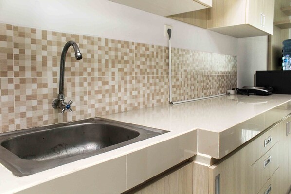 Private kitchen - Cozy And Spacious Studio At The Enviro Apartment (Cikarang)