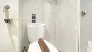 ห้องพัก | ห้องน้ำ | ฝักบัว, ของใช้ในห้องน้ำฟรี, ผ้าเช็ดตัว, ยาสระผม