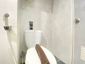 Bathroom - Spacious 1Br Apartment At The Jarrdin Cihampelas Near Ciwalk (Bandung)