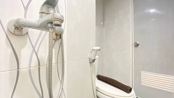 Zimmer | Badezimmer | Dusche, kostenlose Toilettenartikel, Handtücher, Shampoo