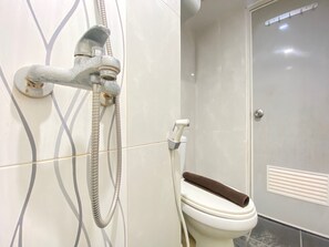 Quarto | Banheiro | Chuveiro, produtos de toalete grátis, toalhas de banho, shampoo