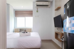 Room | 1 bedroom, free WiFi, bed sheets - Cozy And Tidy Studio At The Enviro Apartment (Cikarang)