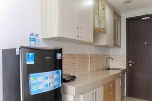 Refrigerador, placa de cocina, utensilios de cocina