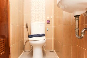 Ducha, artículos de tocador gratuitos, toallas, shampoo