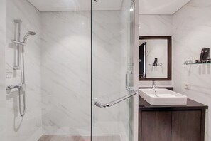 Kamar | Kamar mandi | Shower, perlengkapan mandi gratis,  dan handuk