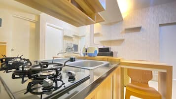 Habitación | Cocina privada | Refrigerador, parrilla de estufa y utensilios de cocina