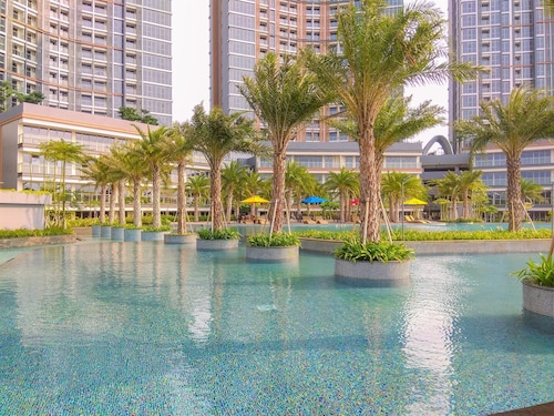Stunning And Strategic 2Br Gold Coast Apartment Near Pik