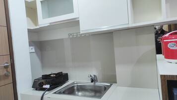 Room | Private kitchen | Fridge, stovetop, electric kettle, cookware/dishes/utensils