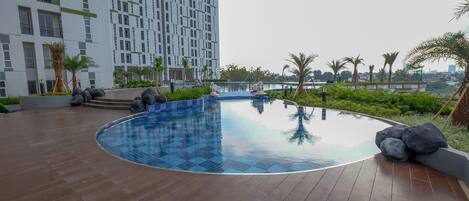 Una piscina al aire libre