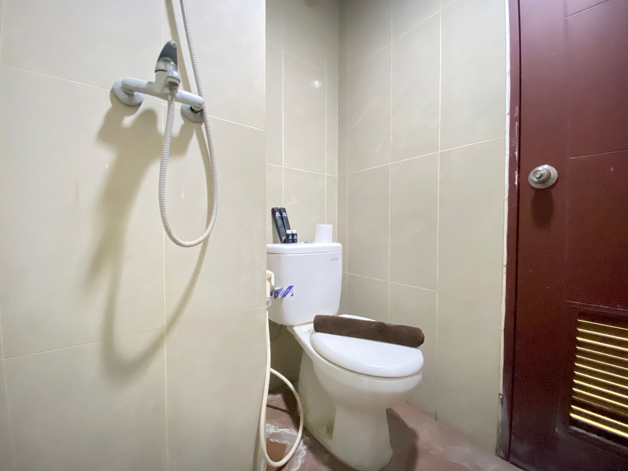 Zimmer | Badezimmer | Dusche, kostenlose Toilettenartikel, Handtücher, Shampoo