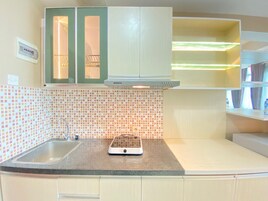 Habitación | Cocina privada | Frigorífico, placa de cocina, hervidor eléctrico y utensilios de cocina