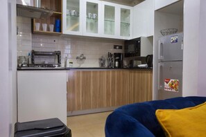 ตู้เย็นขนาดใหญ่, ไมโครเวฟ, เตาอบ, เตาประกอบอาหาร