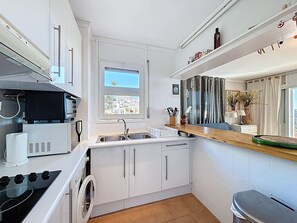 Kühlschrank, Mikrowelle, Wasserkocher mit Kaffee-/Teezubehör