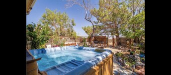 Ultimate relaxation on 4+ acres, hot tub, projector/game room, BBQ, stars, moon
