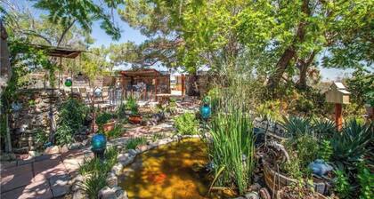 Ultimate relaxation on 4+ acres, hot tub, projector/game room, BBQ, stars, moon