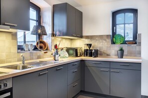 Jääkaappi, mikroaaltouuni, uuni, astianpesukone