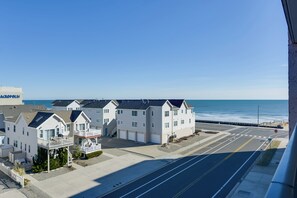 Et kystnært boligområde med huse, en vej og udsigt over havet.
