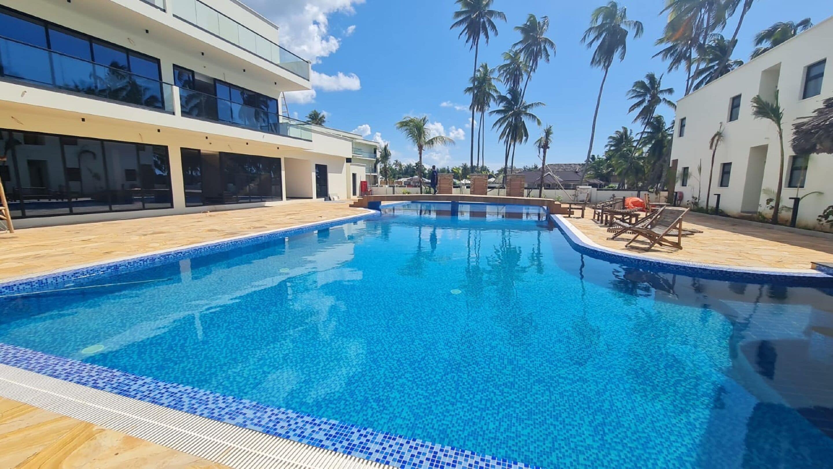 2 ulkouima-allasta, aurinkovarjoja, aurinkotuoleja