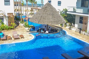 2 piscinas al aire libre, sombrillas, sillones reclinables de piscina