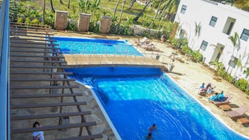 2 hồ bơi ngoài trời, dù/ô trên bãi biển/hồ bơi, ghế dài tắm nắng