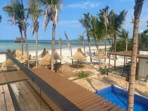 บนชายหาด, ทรายสีขาว, เก้าอี้อาบแด ด, ร่มชายหาด