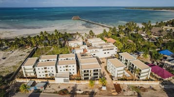 På stranden, vit sandstrand, solstolar och parasoller