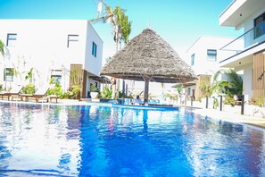 2 piscinas externas, guarda-sóis, espreguiçadeiras