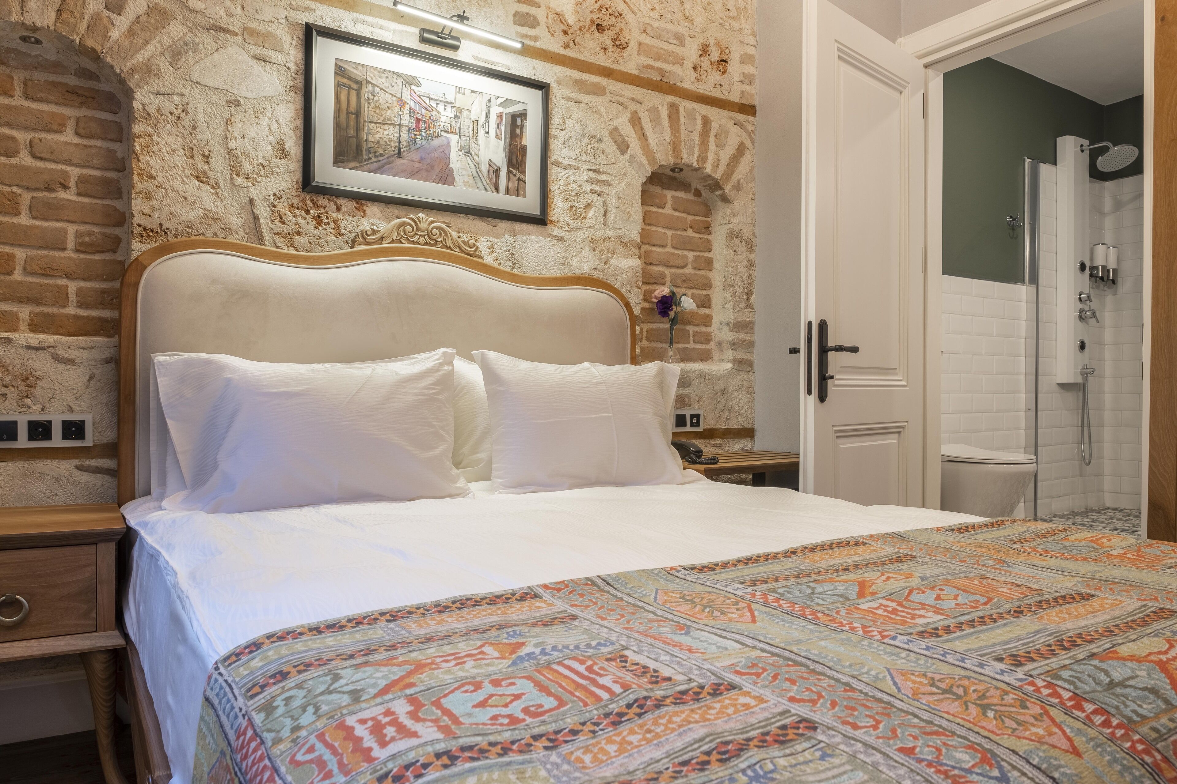 Kahden hengen standard-huone, 1 keskisuuri parisänky | Minibaari, tallelokero huoneessa, pimennysverhot, silitysrauta/-lauta