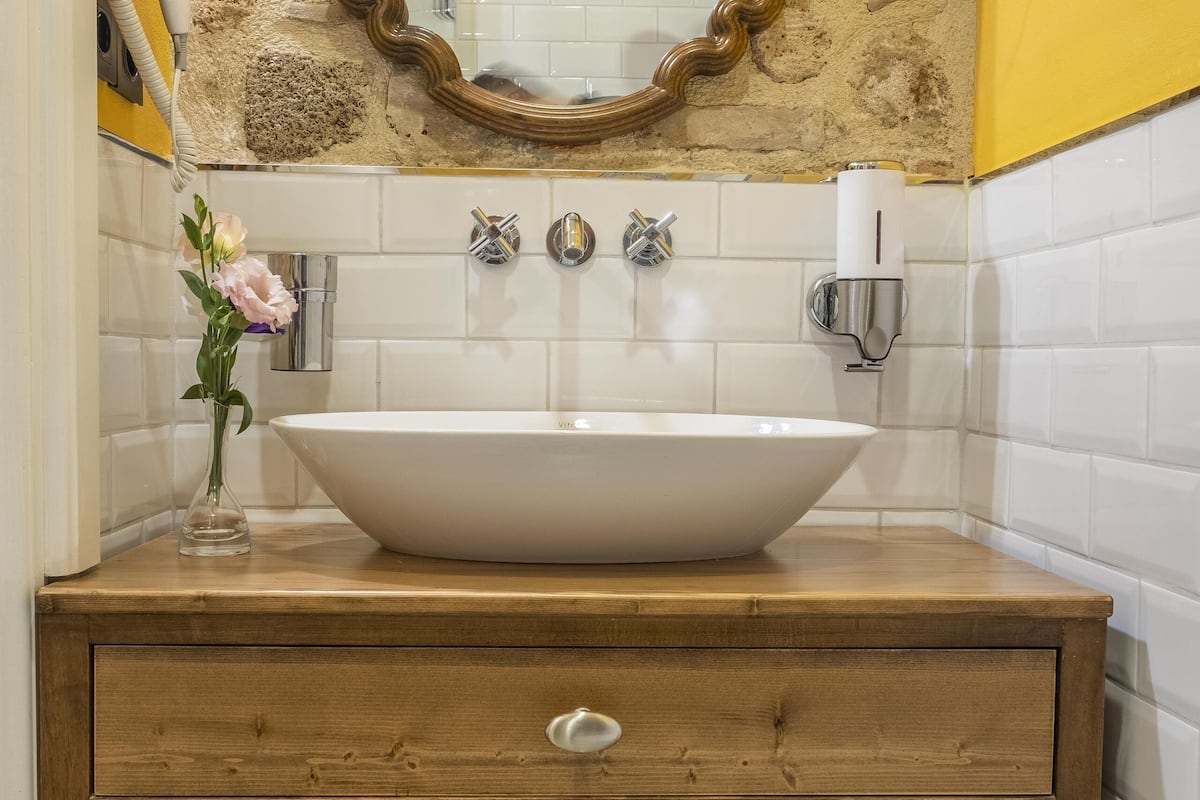 standard double room, 1 queen bed | bathroom | shower, slippers, towels