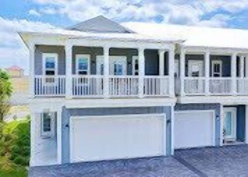 New Townhome on Lake & 1/3 miles from beach