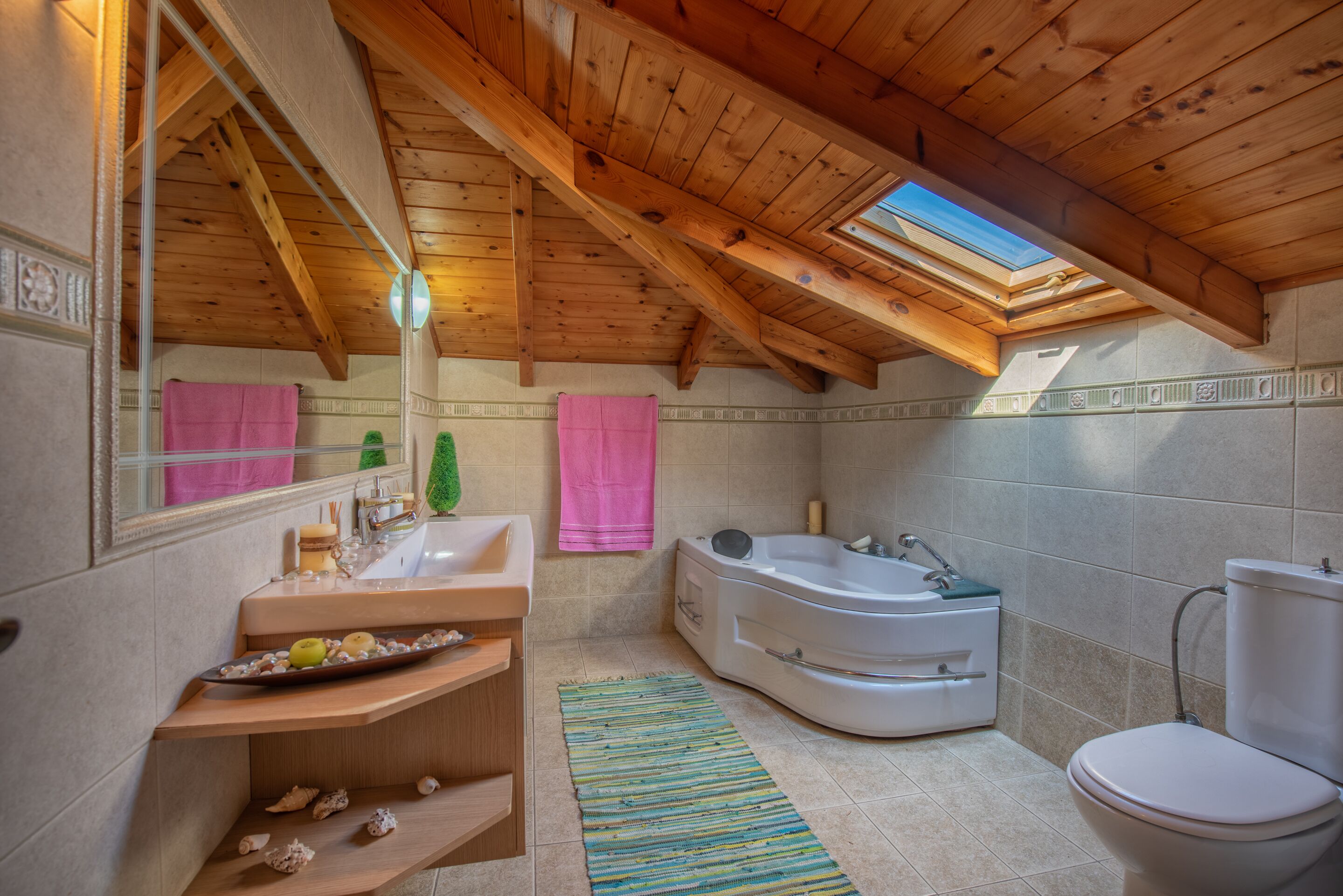 Shower, jetted bath, hair dryer, towels
