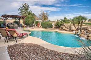 A heated pool - Pool Table + Bar! Family-Friendly Phoenix Retreat (Avondale)