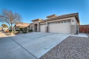 Exterior - Heated Pool, Gas Grill & Yard: Phoenix Retreat! (Avondale)