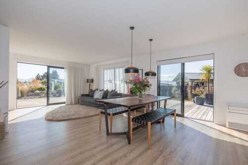 Stylish Wanaka Home - Walking distance to town