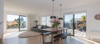 Stylish Wanaka Home - Walking distance to town