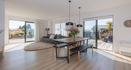 Stylish Wanaka Home - Walking distance to town