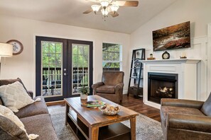 Smart TV, caminetto, videogiochi, libri