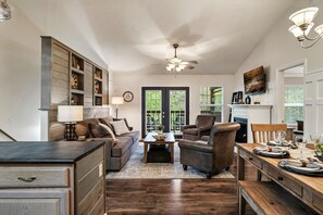 Smart TV, caminetto, videogiochi, libri