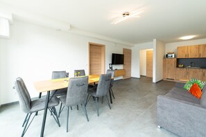 Family Apartment | Living area | 32-inch Smart TV with digital channels, TV, heated floors - Vis Saar Vie - Appartements Saarschleife (Mettlach)
