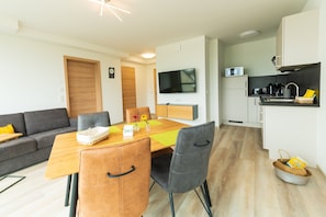 Classic Apartment | Living area | 32-inch Smart TV with digital channels, TV, heated floors - Vis Saar Vie - Appartements Saarschleife (Mettlach)