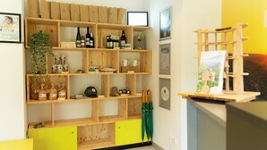 Una estantería de madera con diversos objetos, como botellas, frascos y una planta.
