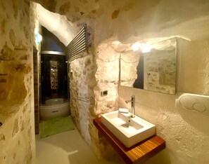 Combined shower/tub, jetted tub, hair dryer, bidet - WINDOW ON THE SEA VIESTE (Vieste)